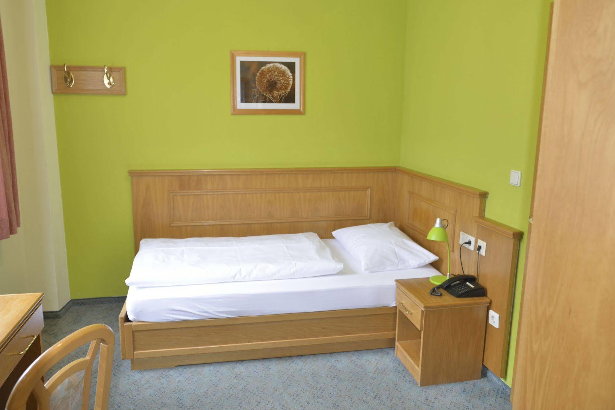 Land- Und Golfhotel Alte Fliegerschule Эйзенах Экстерьер фото