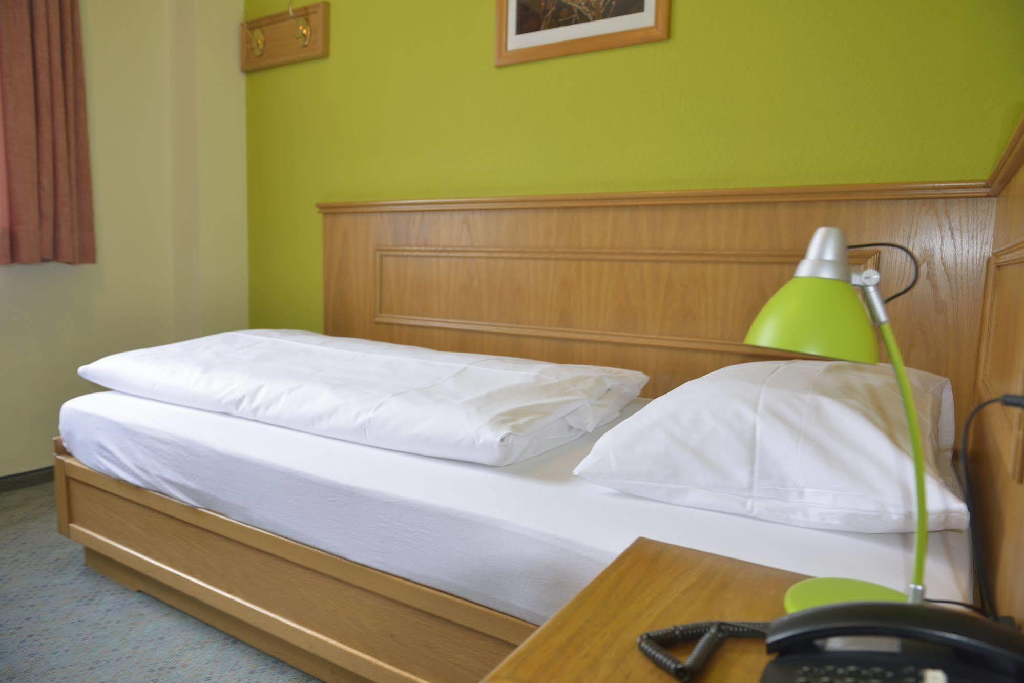 Land- Und Golfhotel Alte Fliegerschule Эйзенах Экстерьер фото