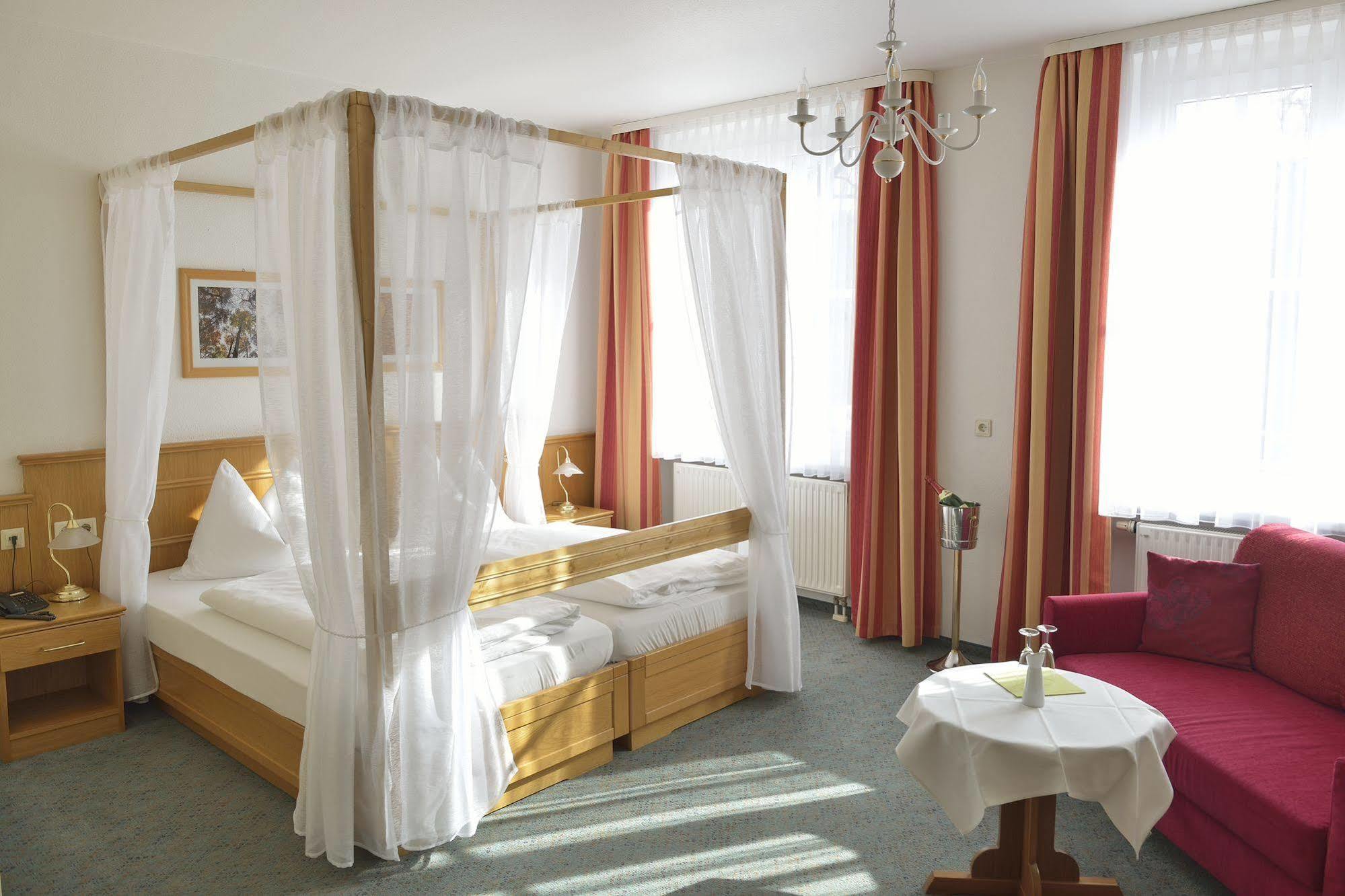 Land- Und Golfhotel Alte Fliegerschule Эйзенах Экстерьер фото